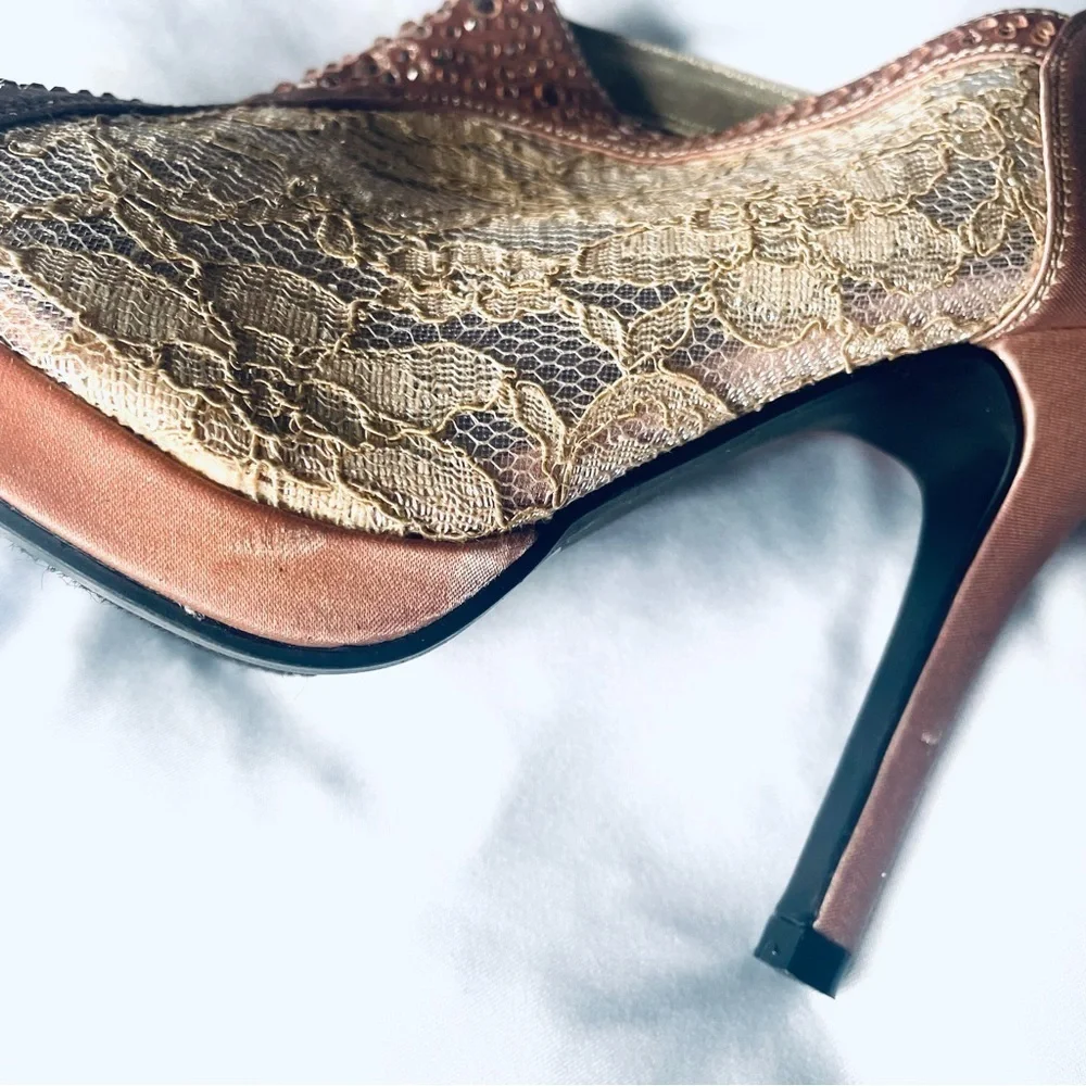 Women's Lace Bridal High Heel Platform Peep Toe Shootie- Never worn - Size 7.5
